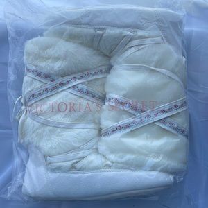Victoria Secret white houseboots/slippers size M NWT